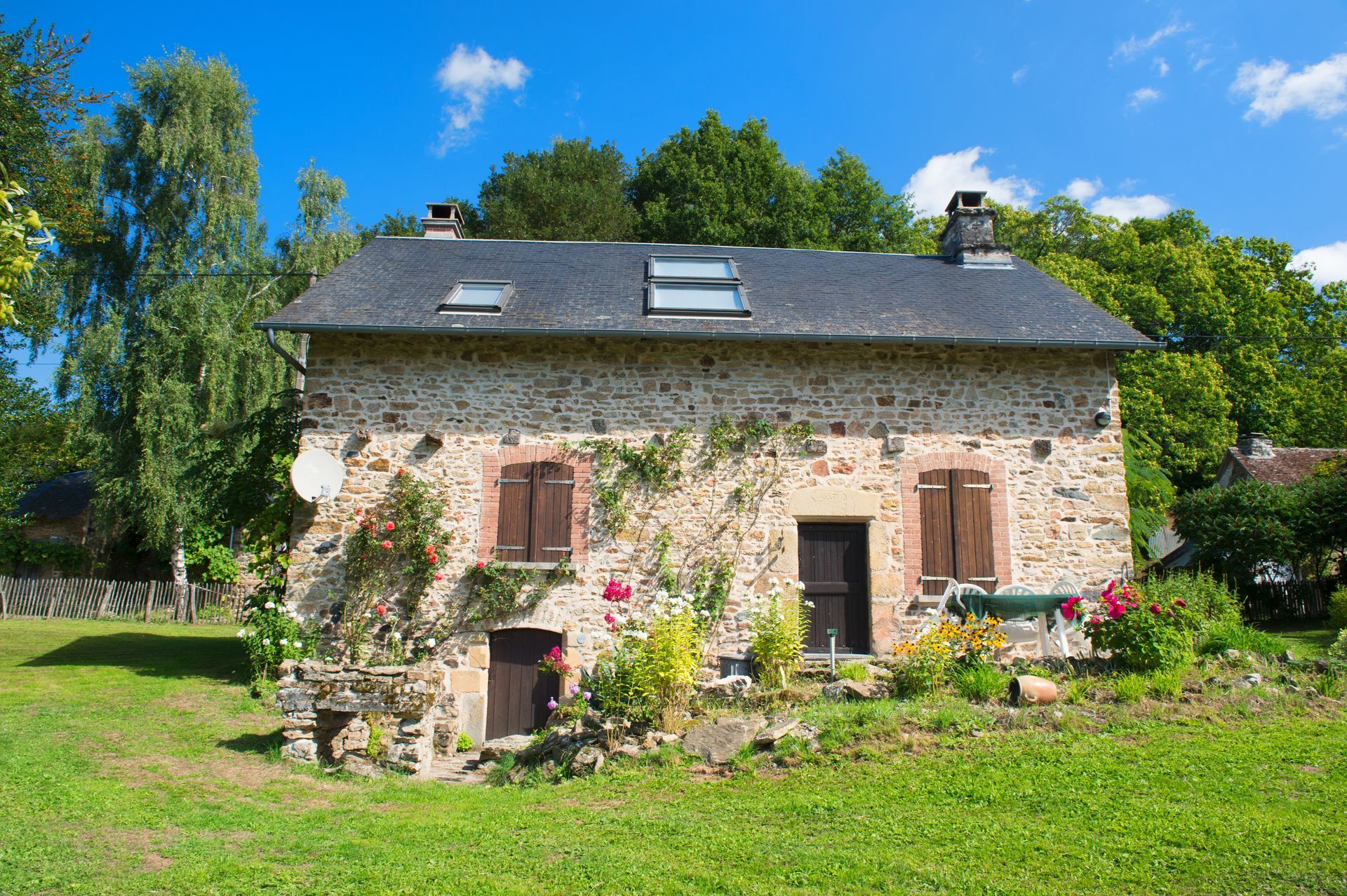 Une maison dans la nature avec une façade en pierres naturelles