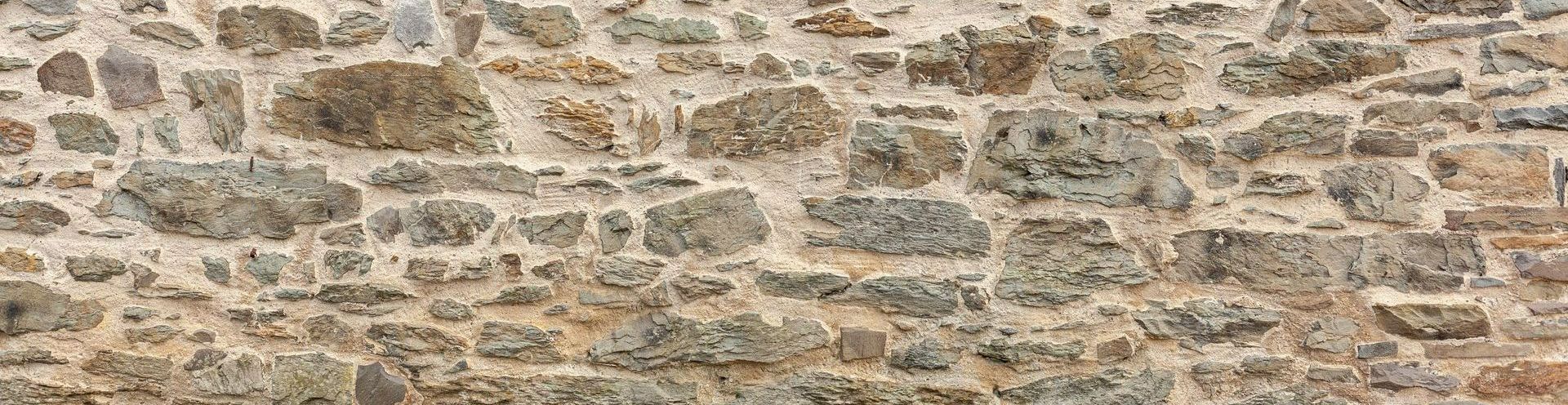 Un mur en pierres de parement naturelles