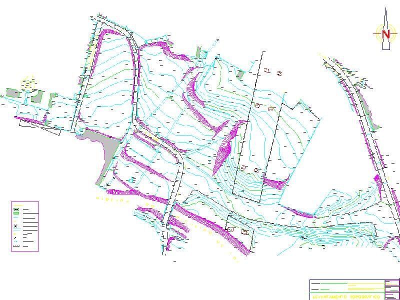 Mapa topográfico mostrando contornos, estradas e características do terreno em verde, azul e rosa.