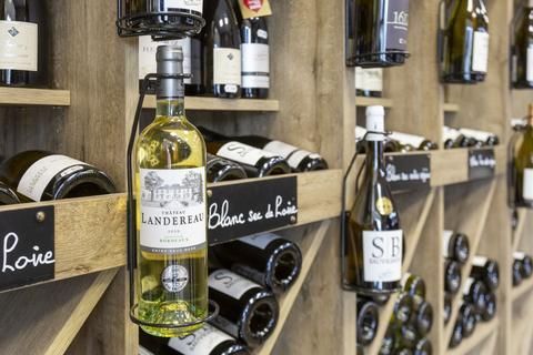 Rayonnage avec bouteille chateau Landereau