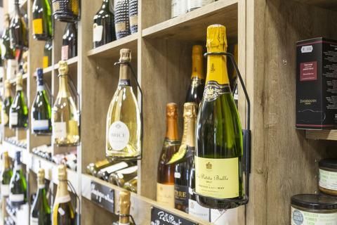 Rayonnage avec bouteille de champagne