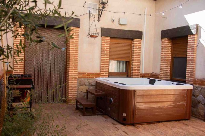 Acogedora sala de spa de piedra
