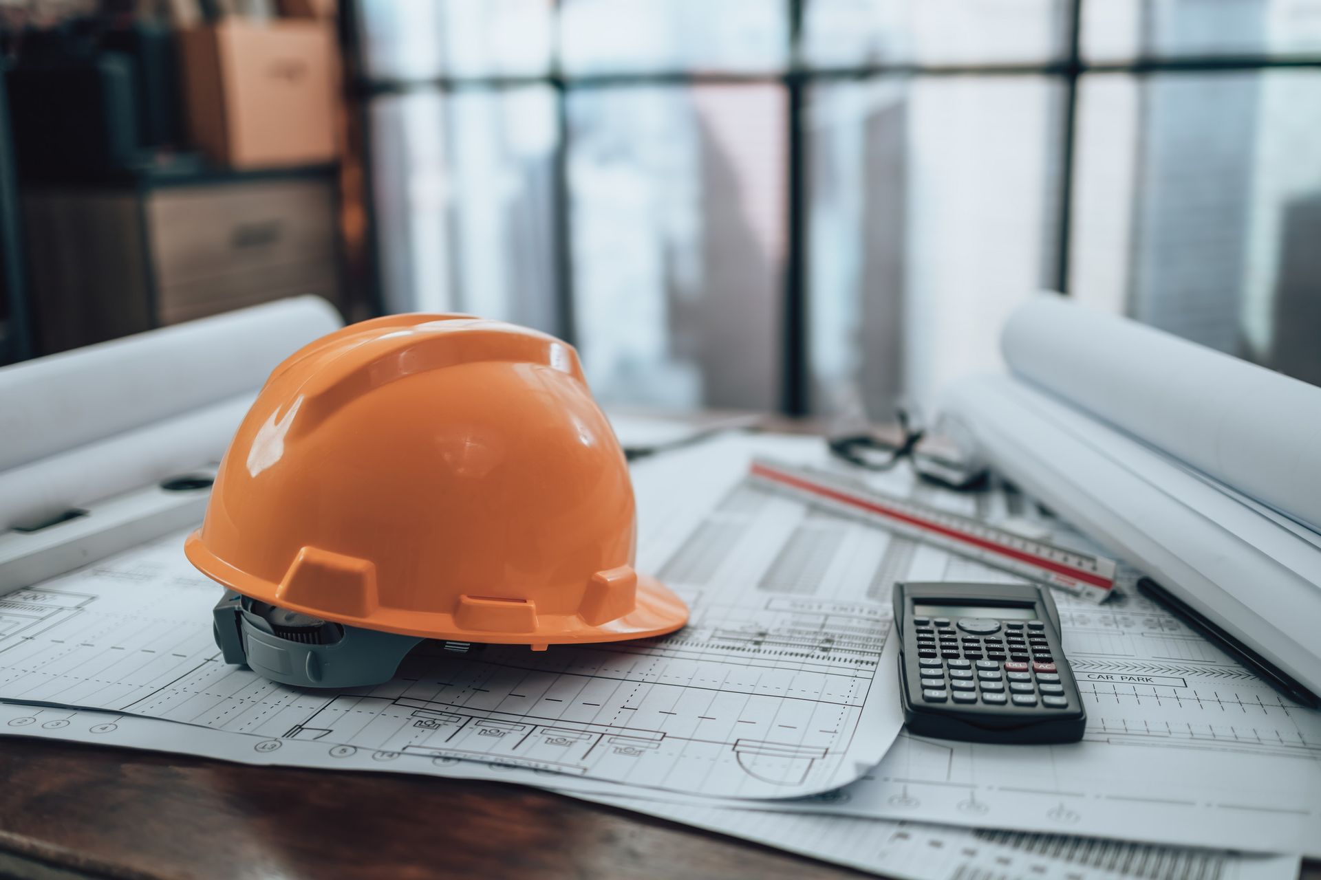 Un casco está sobre una mesa al lado de una calculadora.