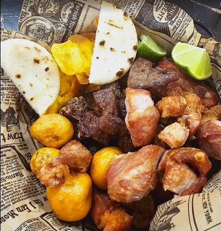 Un primer plano de un plato de comida con un periódico encima.
