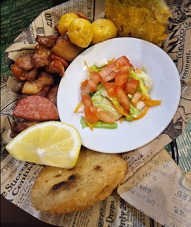 Un plato de comida con una rodaja de limón encima.