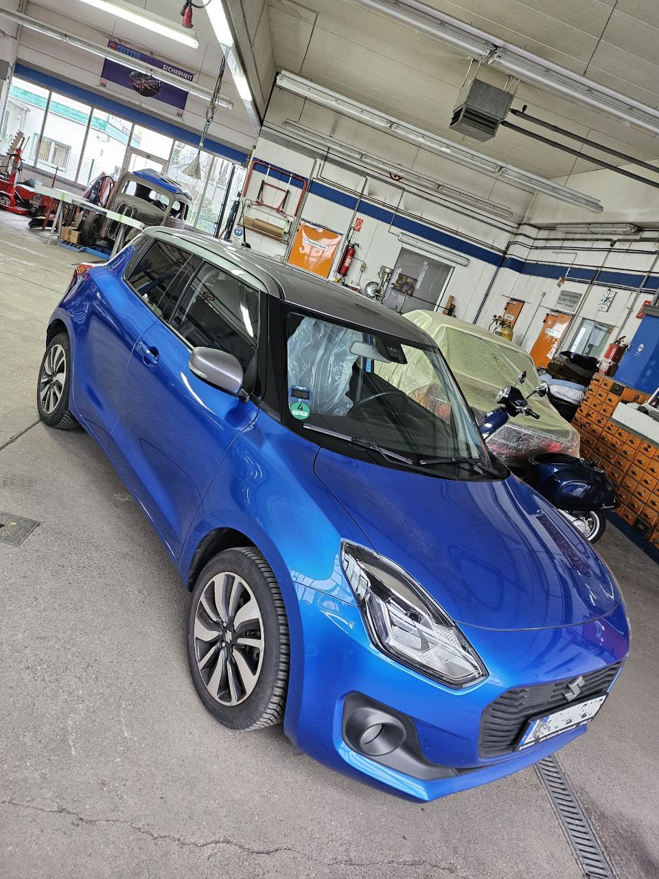 Blaues Fahrzeug repariert