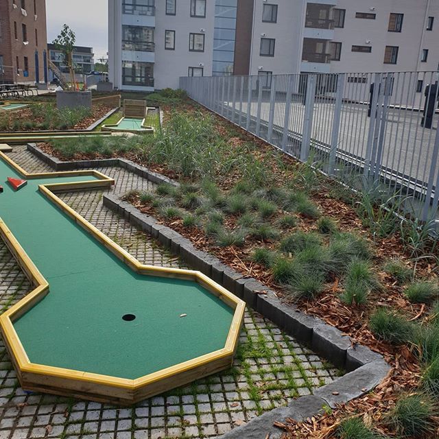 Minigolf-kenttä kerrostalon sisäpihalla