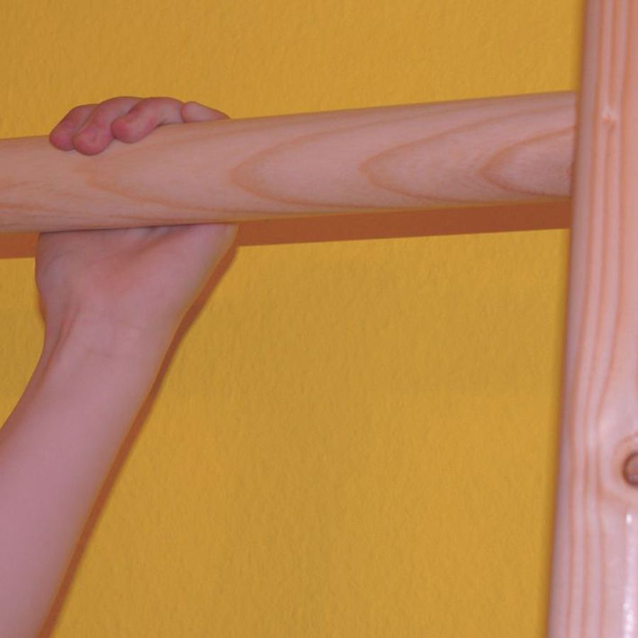 Kinderhand hält sich an einem Holm fest