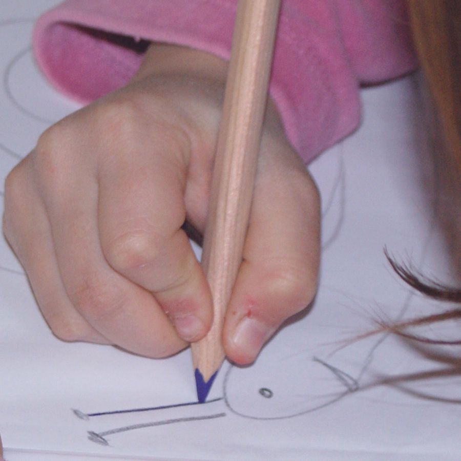 Kinderhand malt mit einem Buntstift