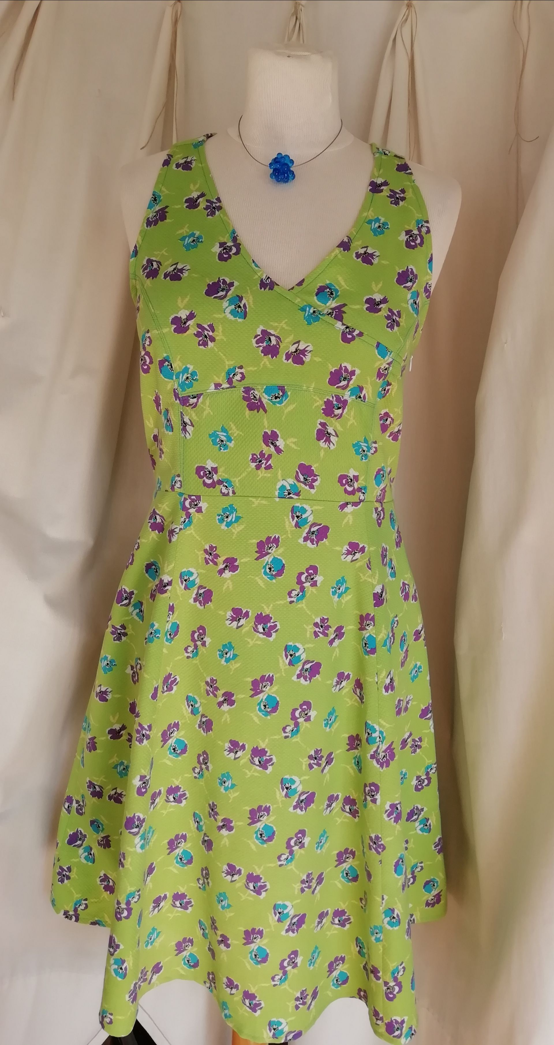 Robe d'été verte et fleurie
