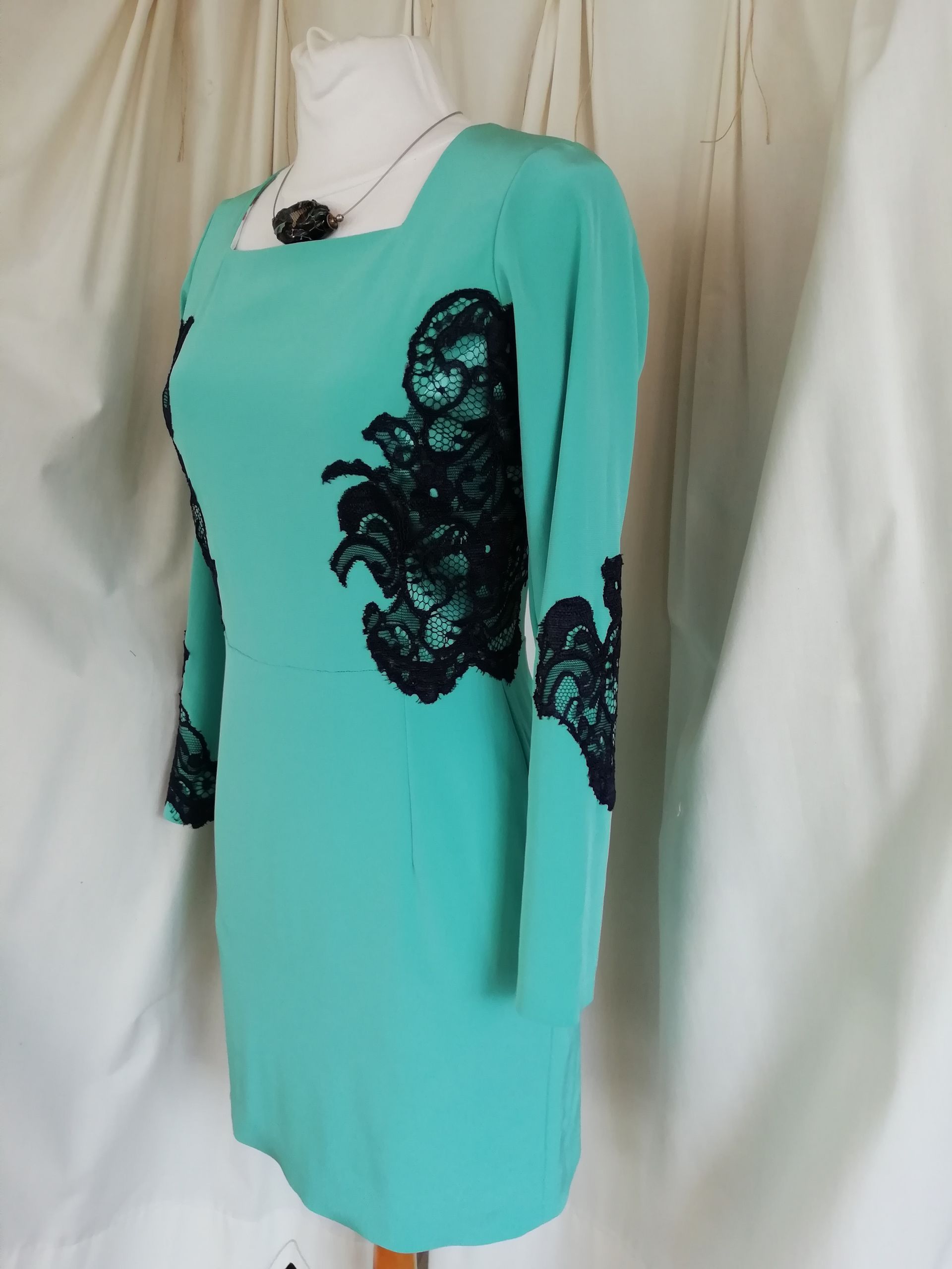 Robe turquoise et broderies