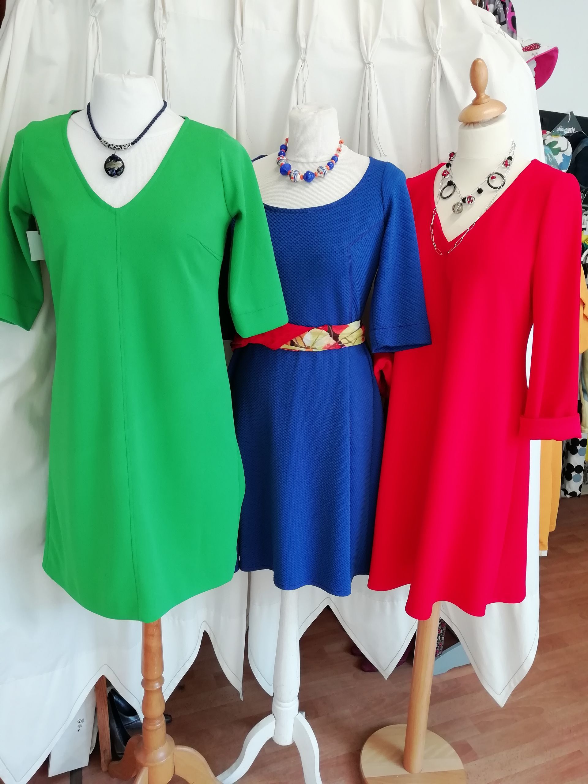 Trois robes colorées