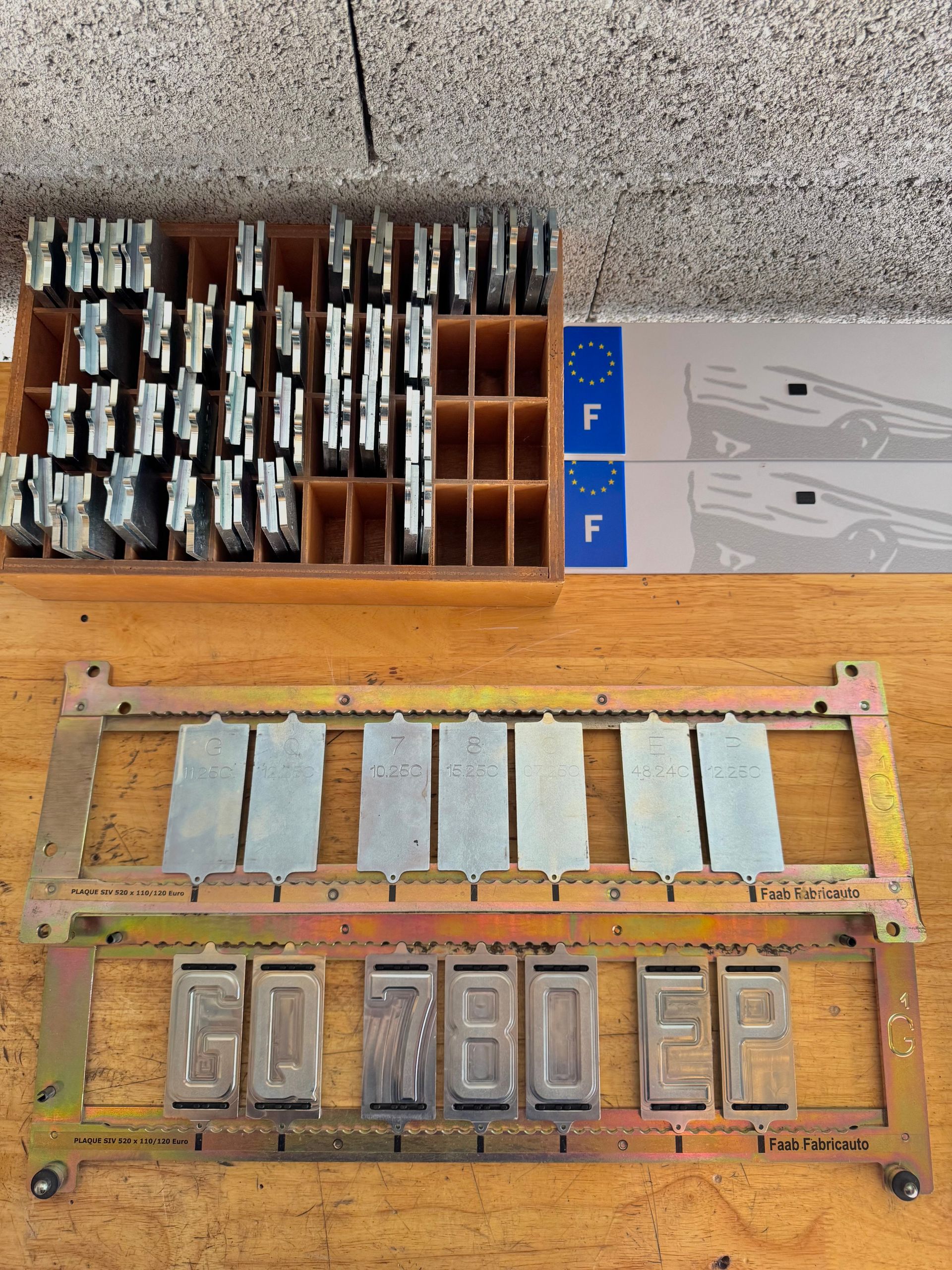 Lettrage des plaques avec modèle