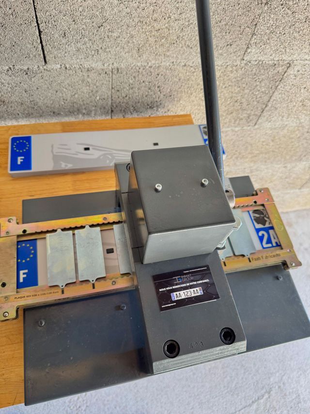 Presse hydraulique avec un modèle de plaque d'immatriculation