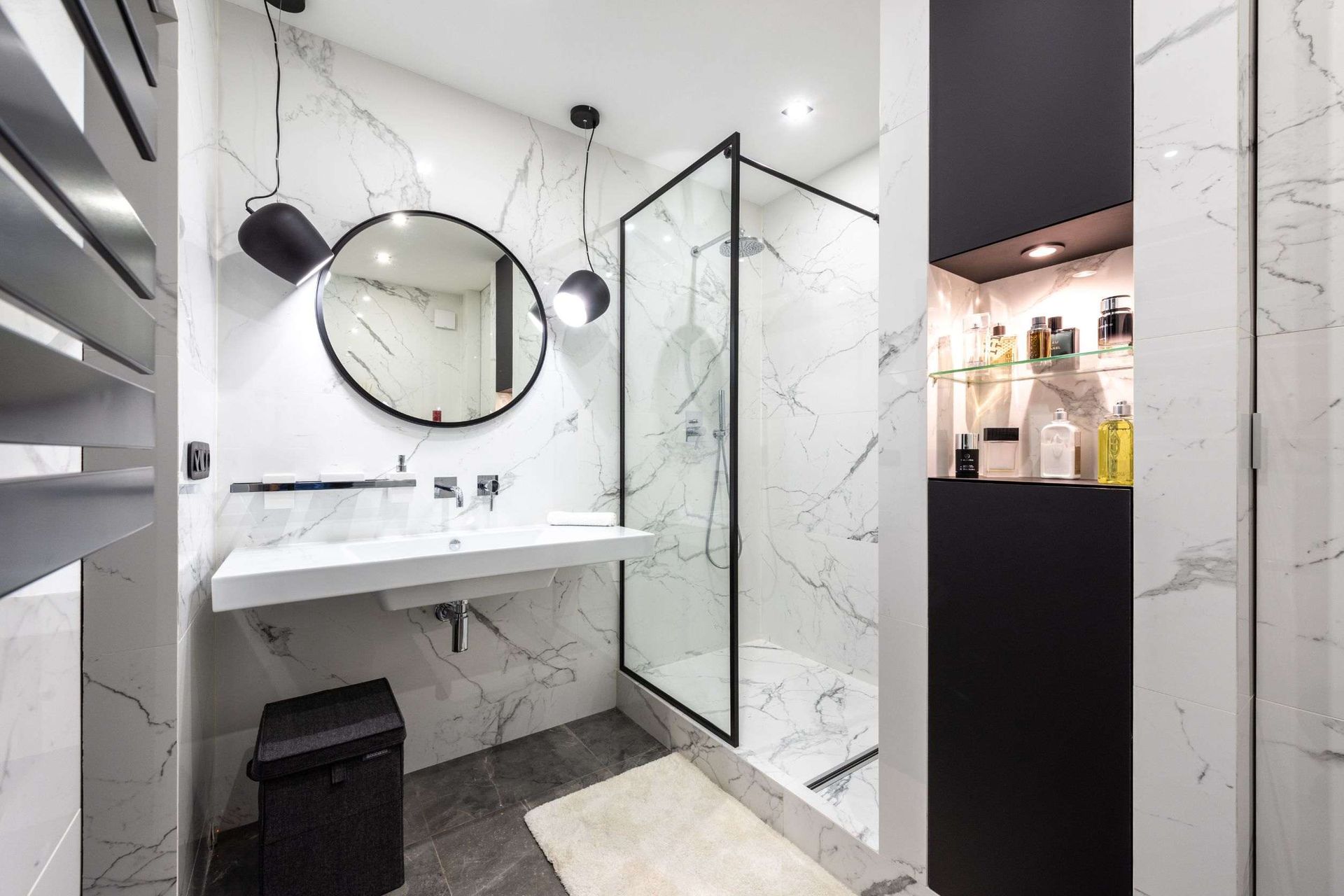 Un baño con lavabo, espejo y ducha.