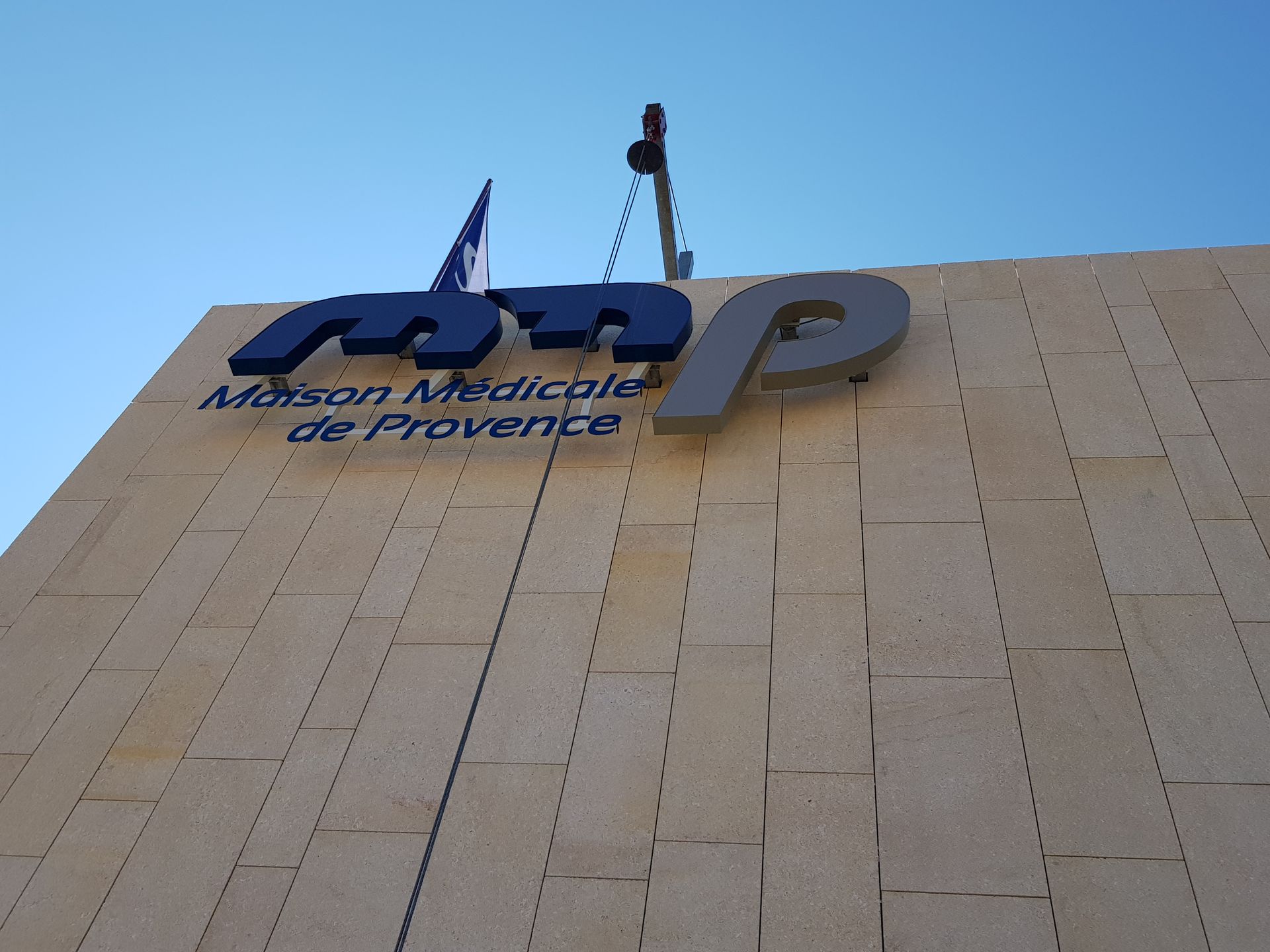 Enseigne lumineuse bleue de l'entreprise GIANT par Pano Aix
