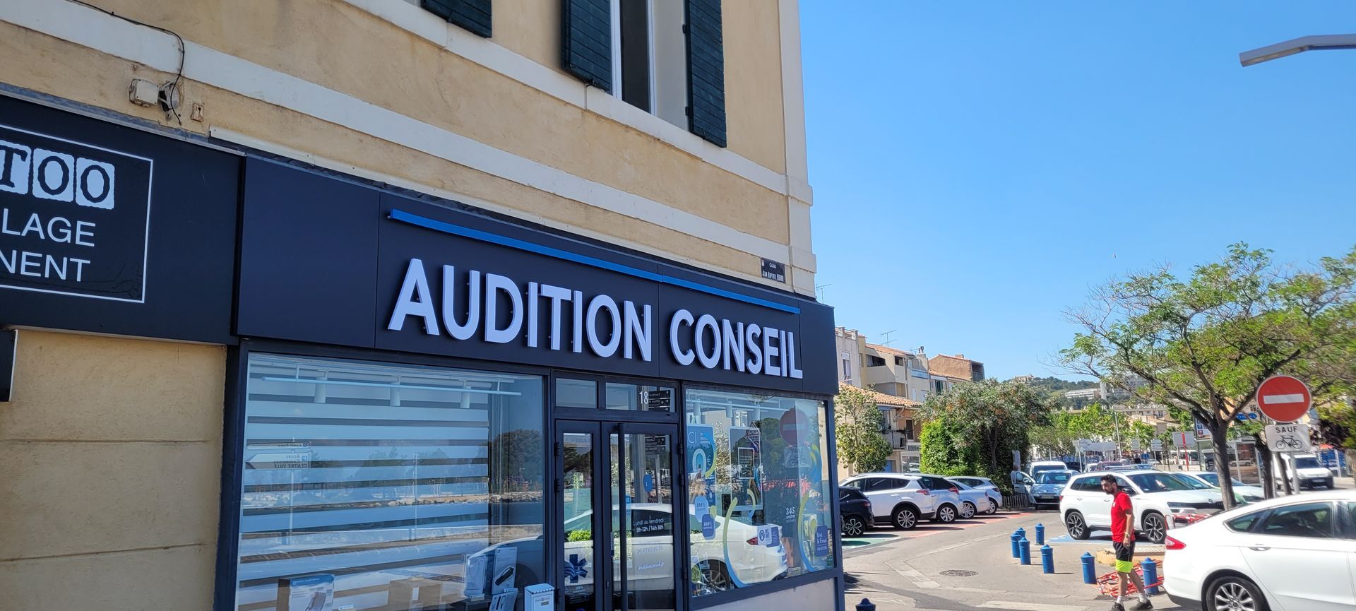 Audition Conseil Enseigne en lettres relief de l'agence PYMAC blanc et bleu clair