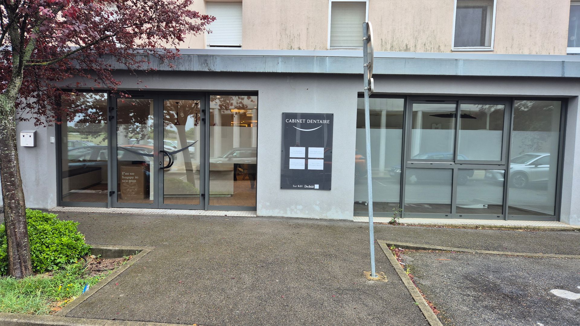 Vitrophanie du réseau CRIS indiquant différentes entreprises