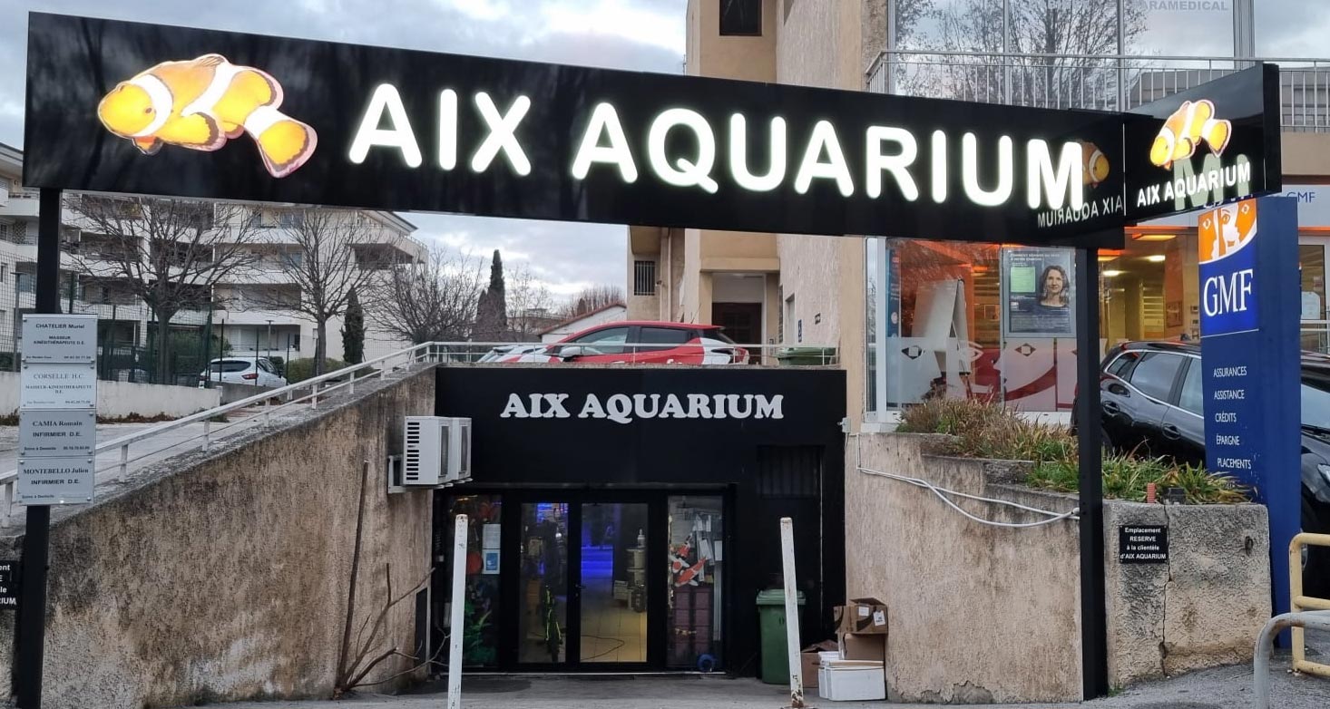 Devanture d'Aix Aquarium munie de 2 enseignes lumineuses à fond noir