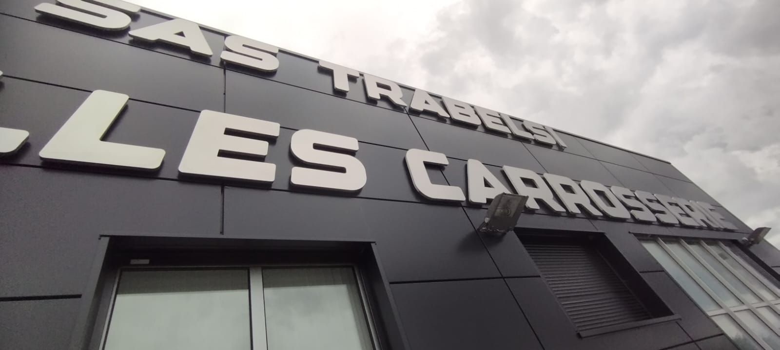 Enseigne avec lettres en relief pour le Domaine de Lauzières par Pano Aix