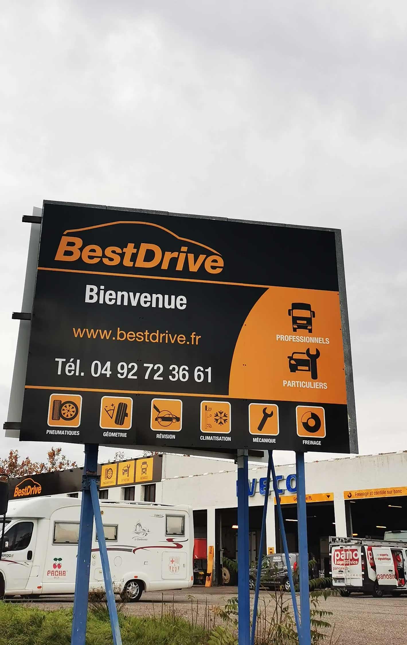 Panneau signalétique noir, blanc et orange de l'entreprise BestDrive