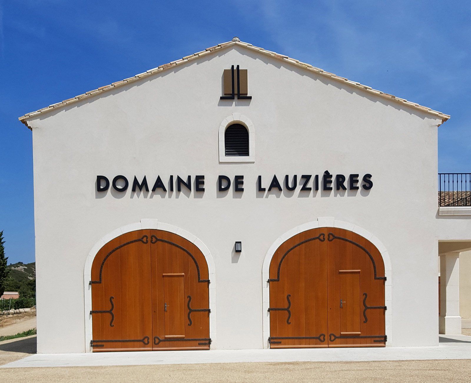 Enseigne en lettres relief noirs du Domaine de Lauzières par Pano Aix
