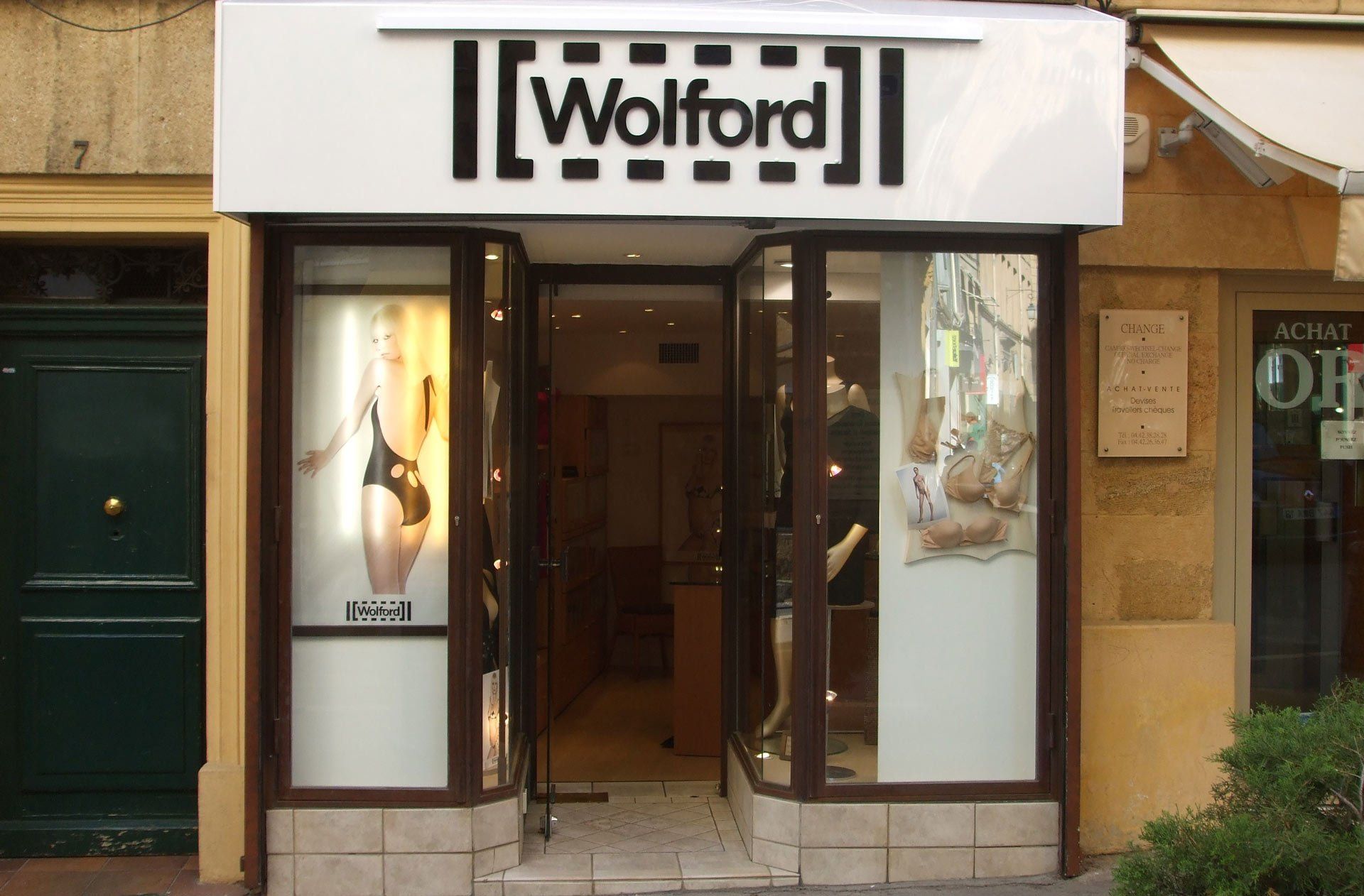 Vitrine de l'enseigne Wolford modifiée par l'entreprise Pano Aix