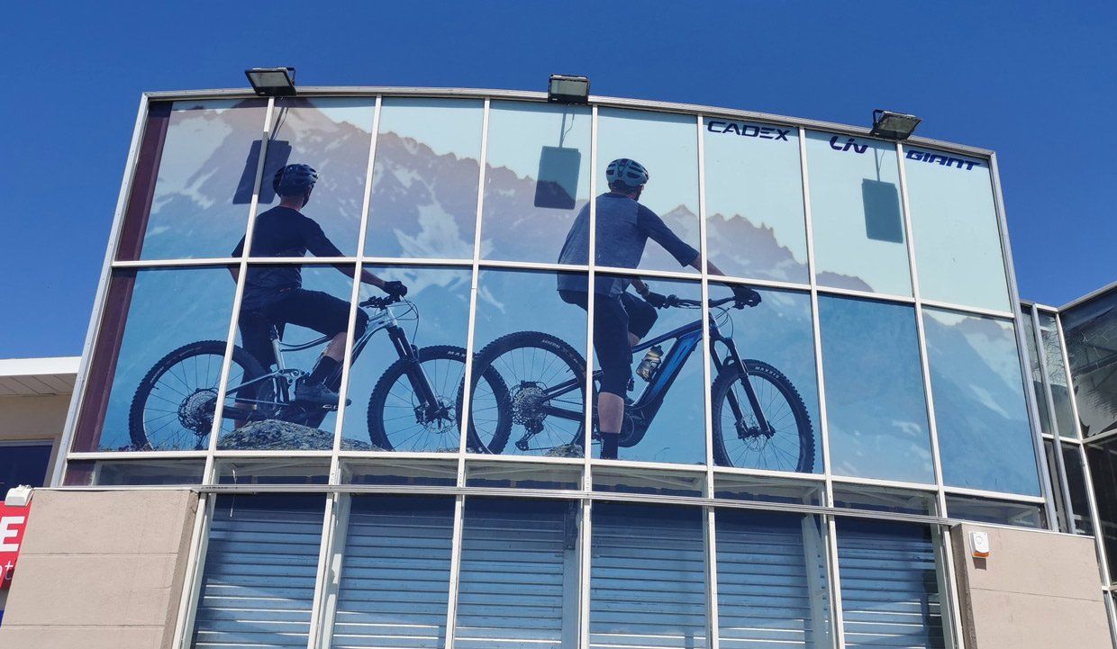 Impression numérique pour l'entreprise GIANT sur les fenêtres de leurs bureaux