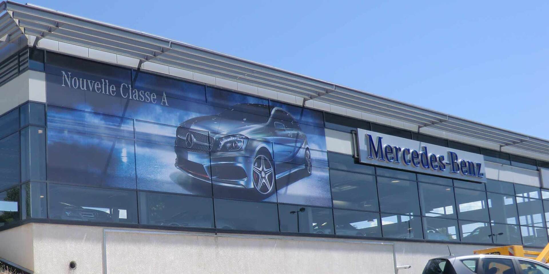 Banderole publicitaire d'une Mercedes Classe A pour une concession Mercedes