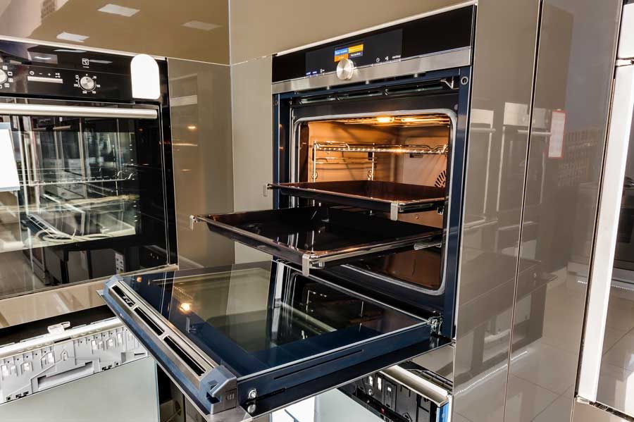 Un horno con la puerta abierta en una cocina.