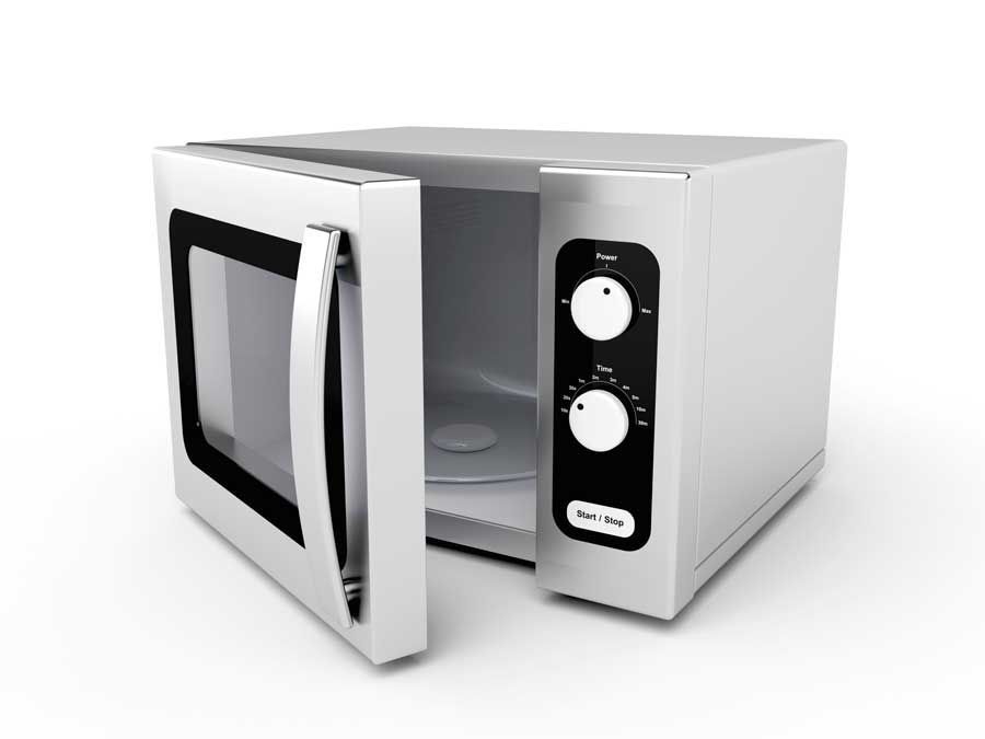 Un horno microondas plateado con la puerta abierta