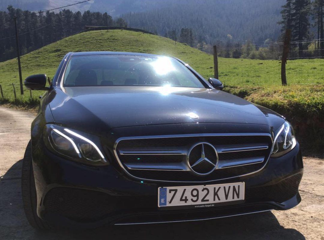 Un Mercedes negro con matrícula L7492KVN.