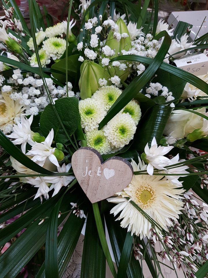 Bouquet de Saint-Valentin avec des fleurs blanches