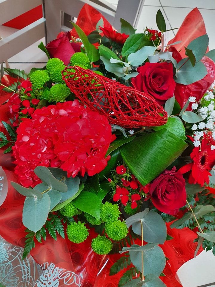 Bouquet mélange de fleurs rouges