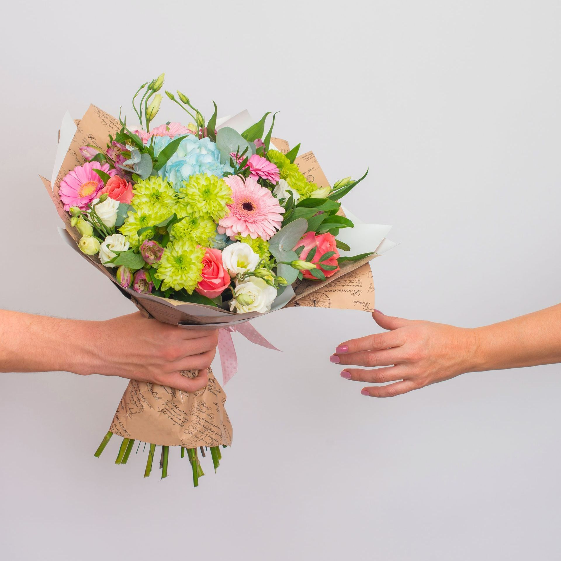 Une personne tend un bouquet de fleurs à une autre personne