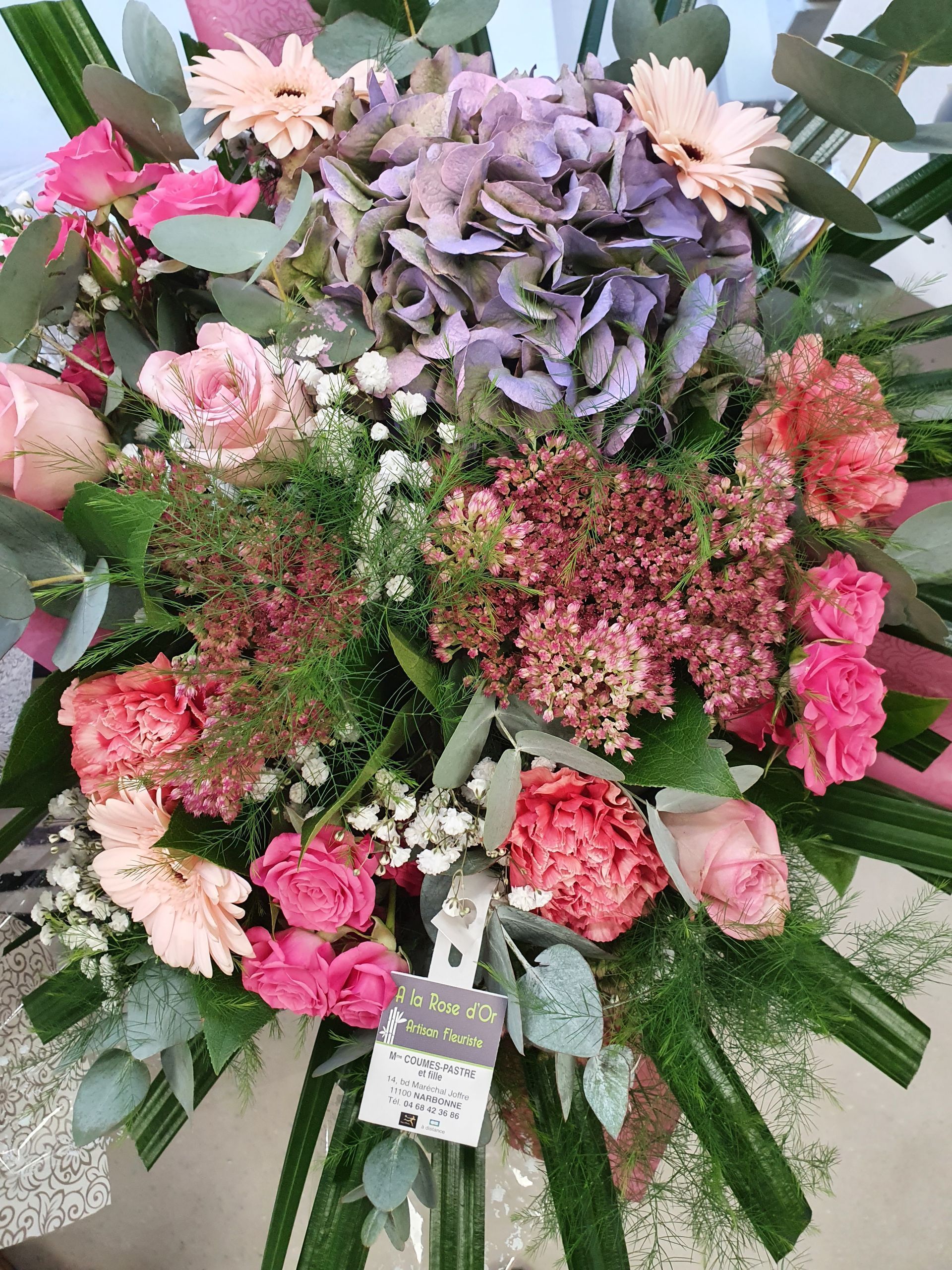 Composition de fleurs roses et violettes