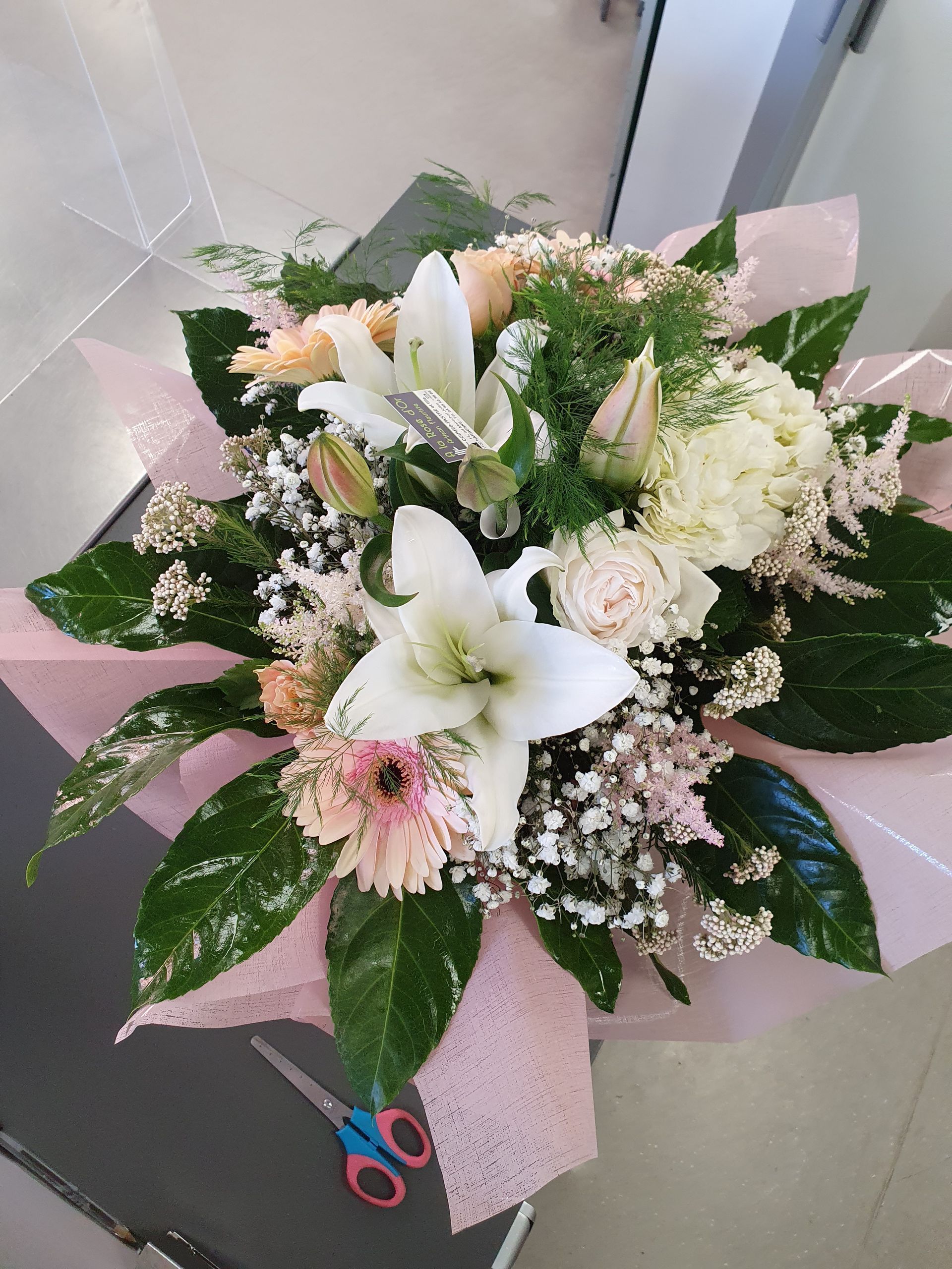 Composition de fleurs roses