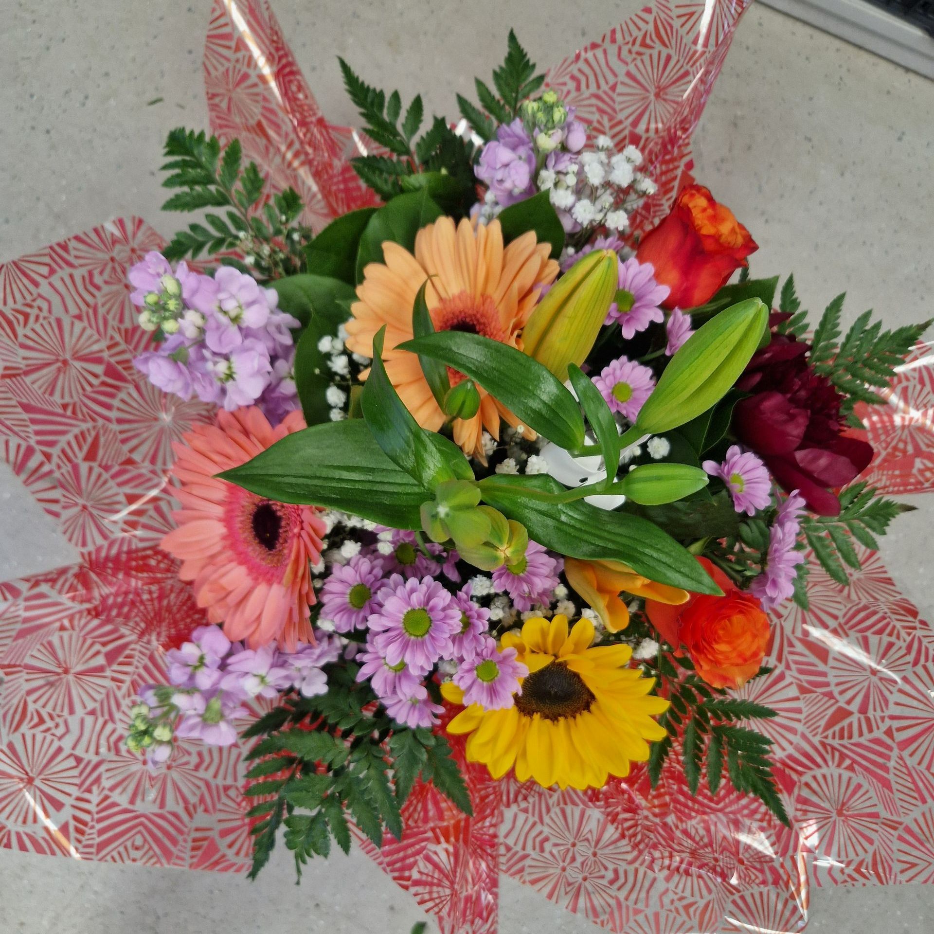 Bouquet avec des fleurs de plusieurs couleurs