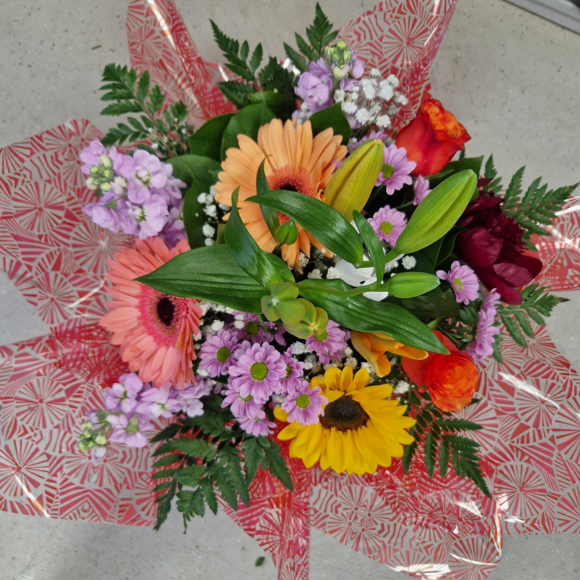 Bouquet composé de quatre variétés de fleurs