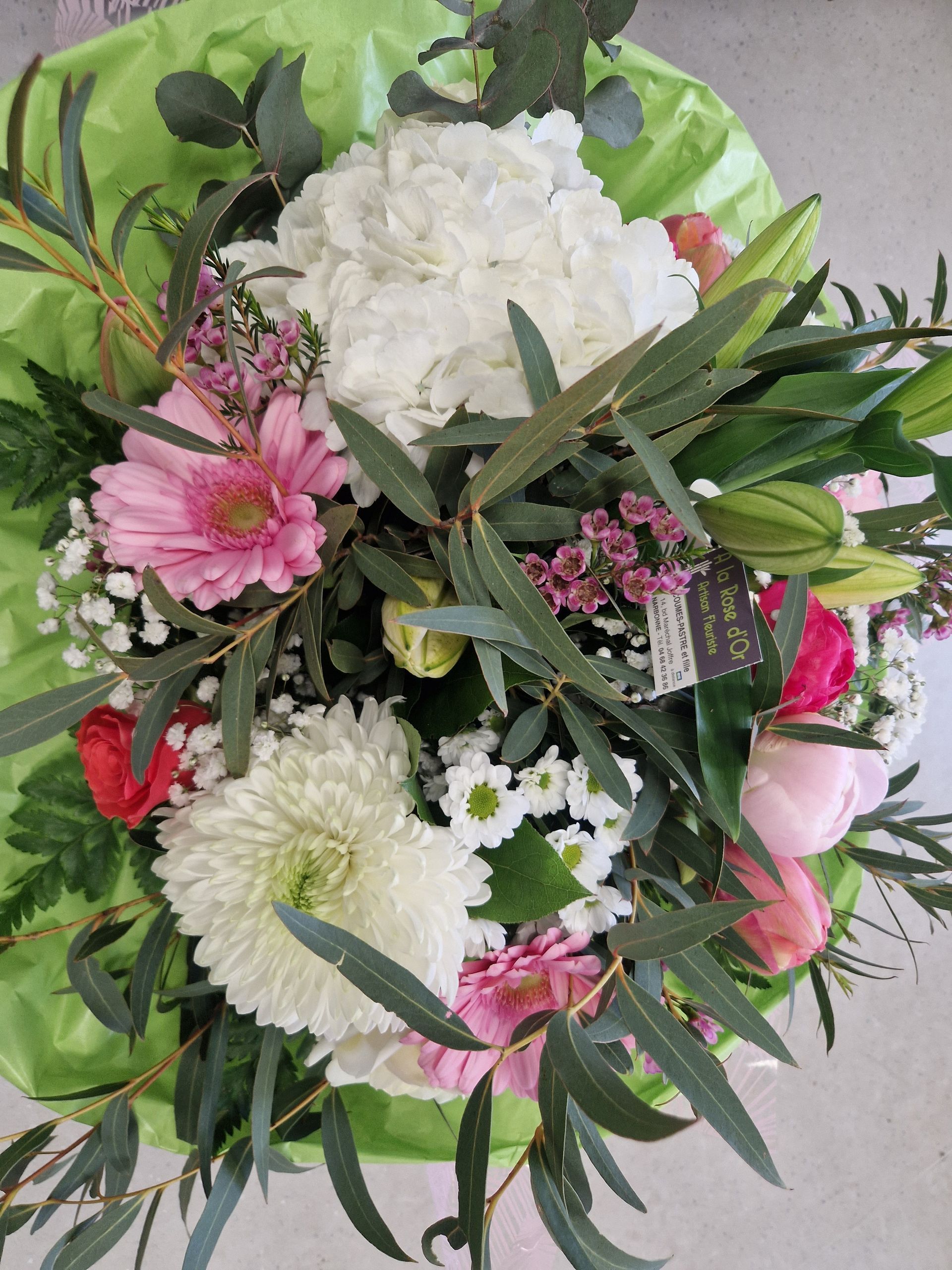 Composition de fleurs roses, blanches et rouges