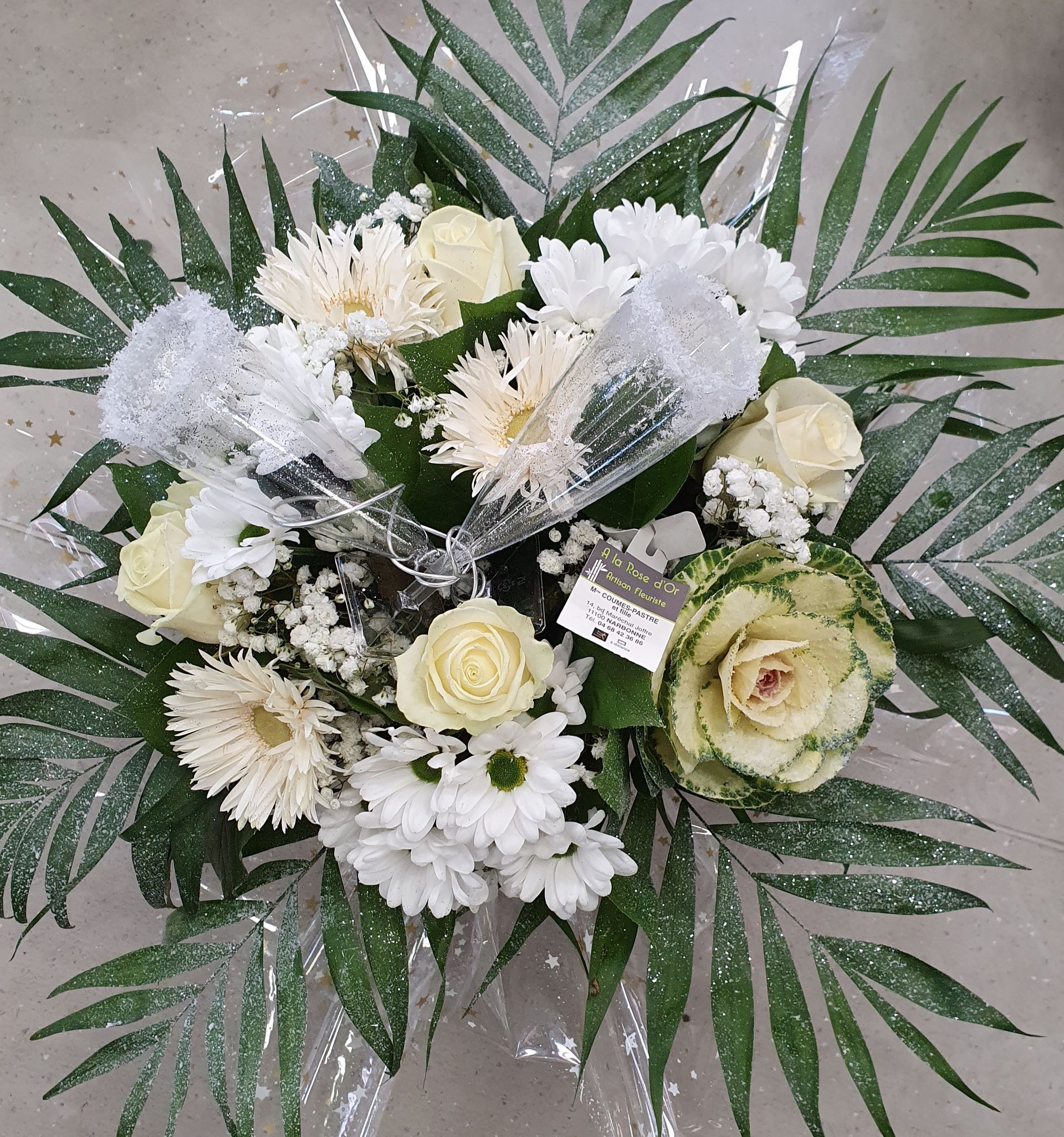 Composition de fleurs blanches et beiges