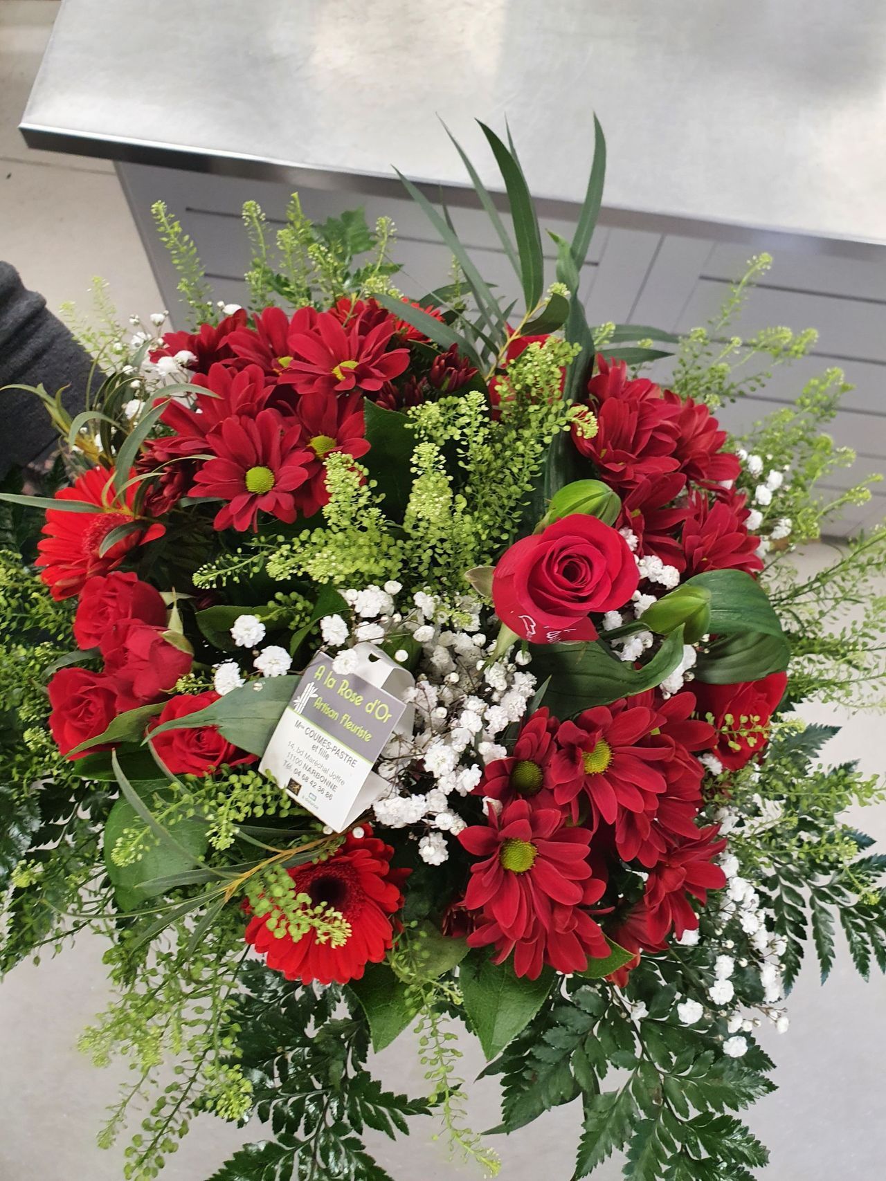 Bouquet avec des fleurs rouges et blanches