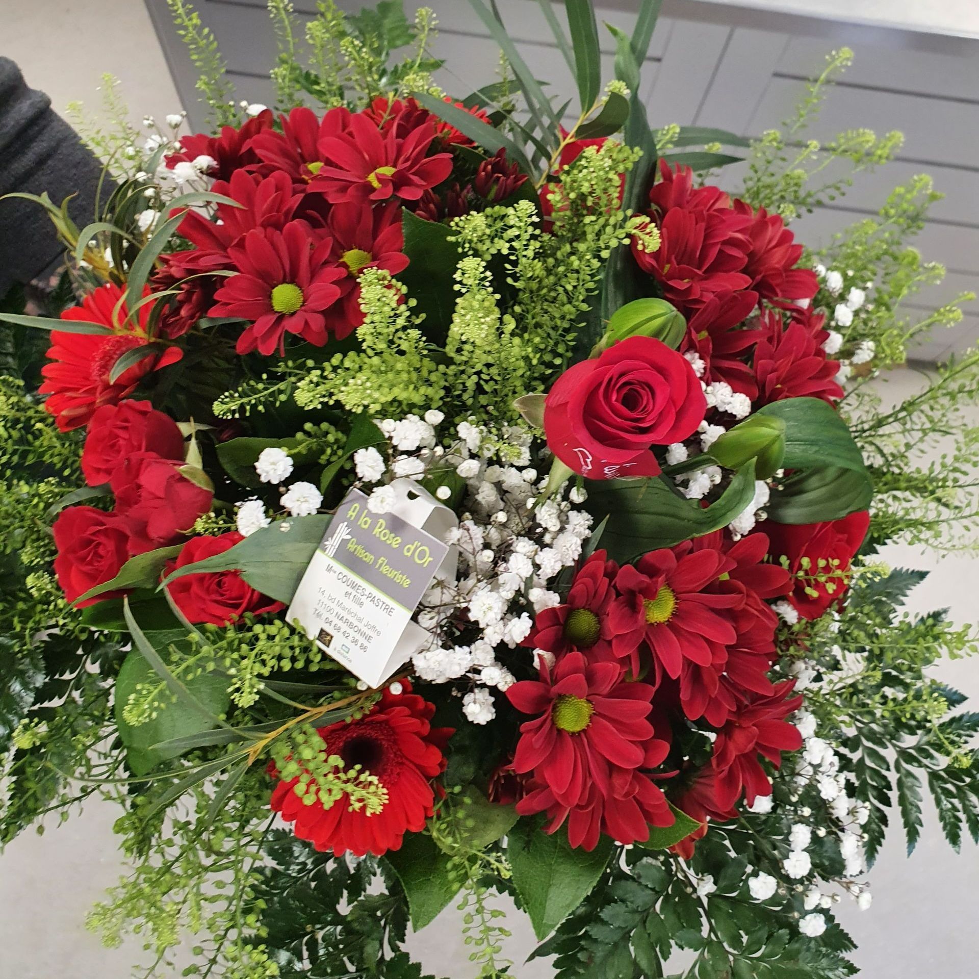 Bouquet avec trois types de fleurs rouges