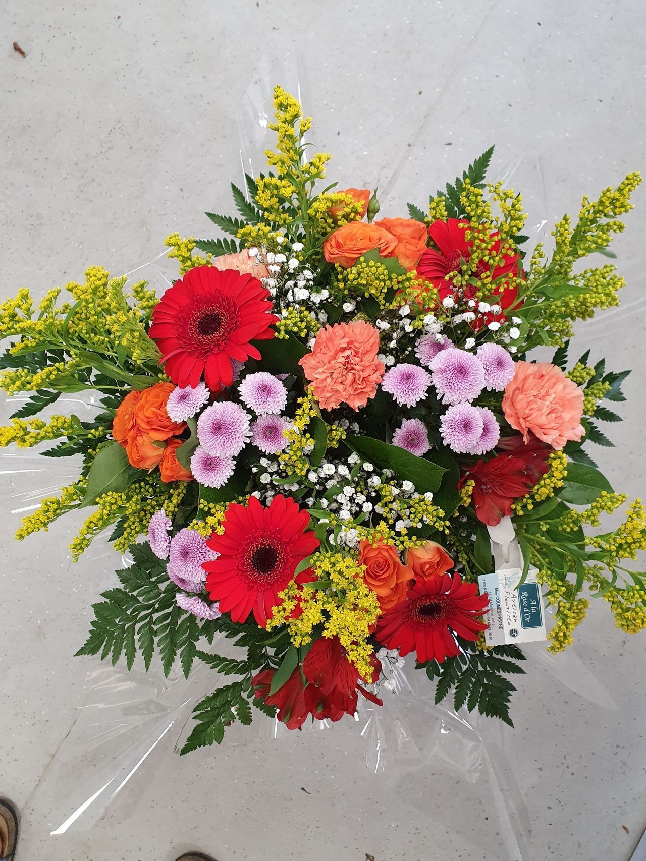 Bouquet de fleurs orange et violettes