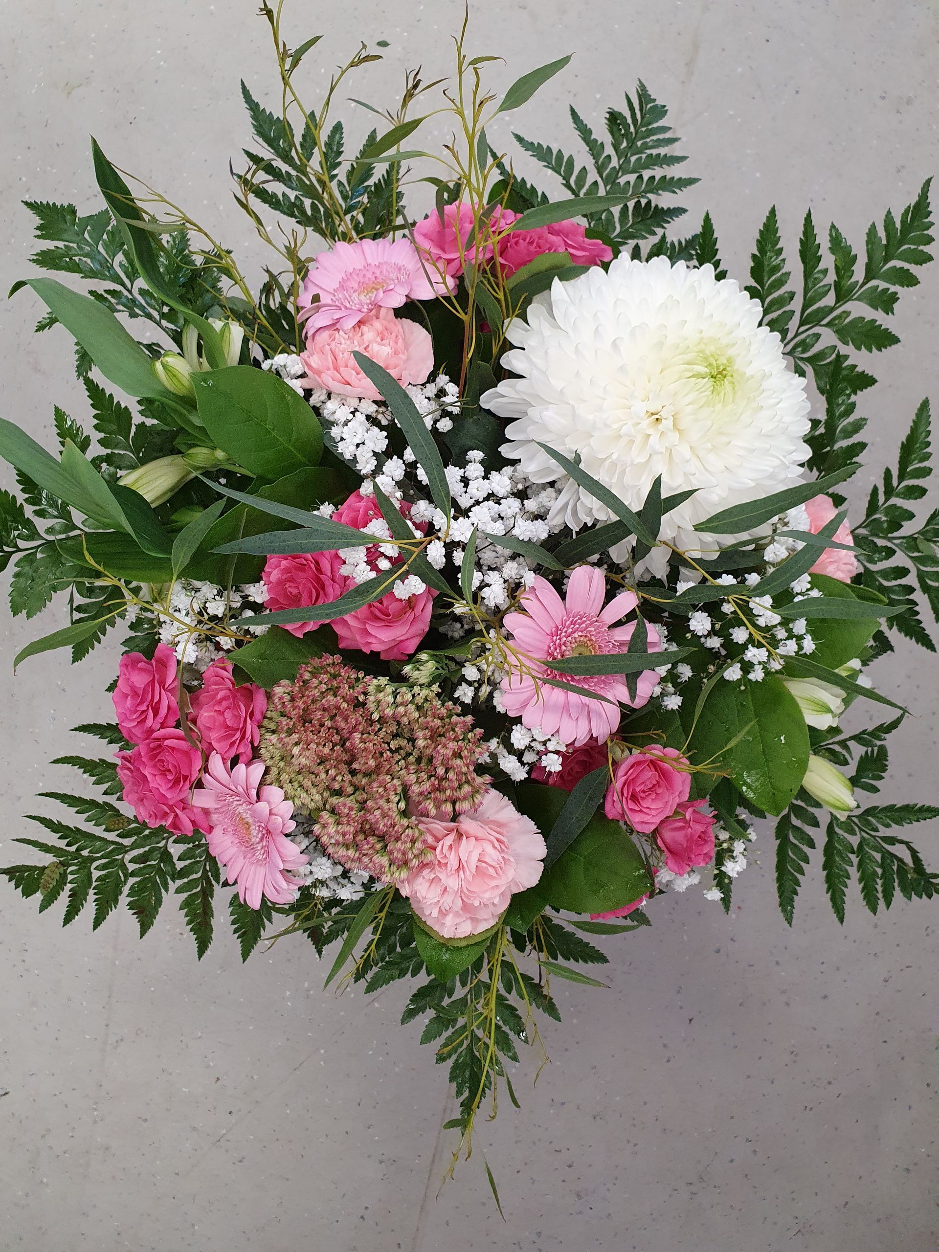 Composition de fleurs roses et blanches