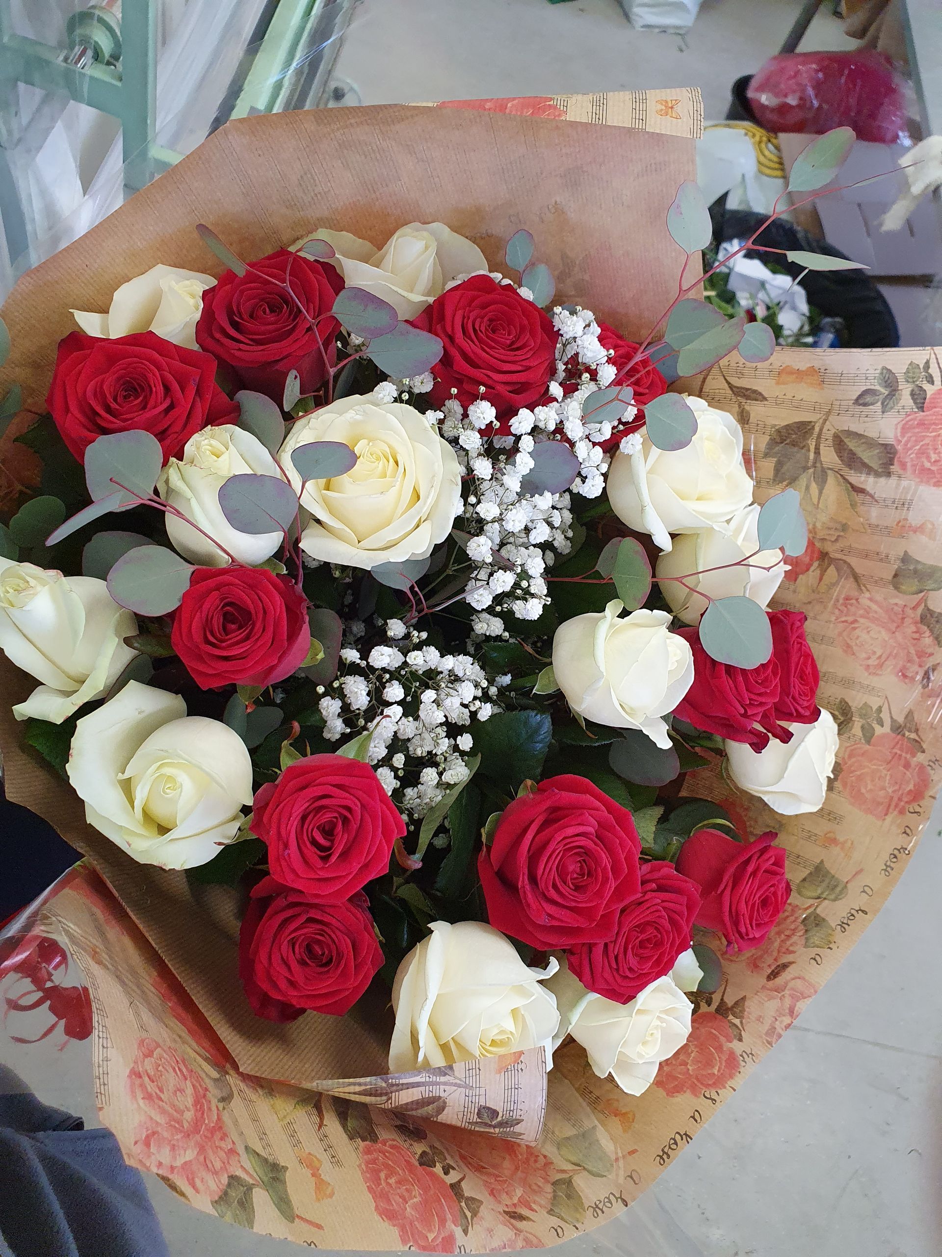 Composition de fleurs blanches et rouges