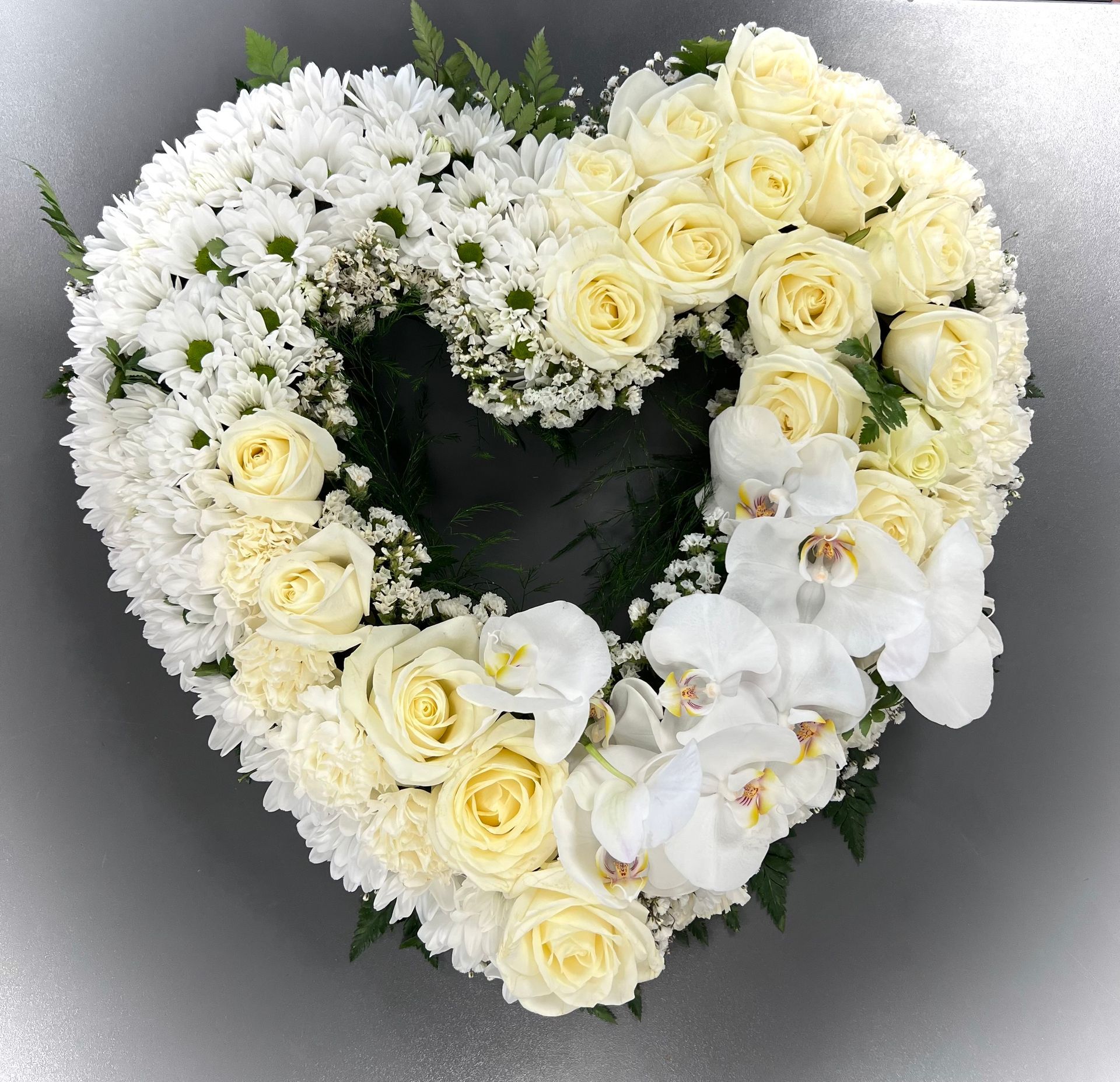 Couronne de fleurs blanches en forme de cœur