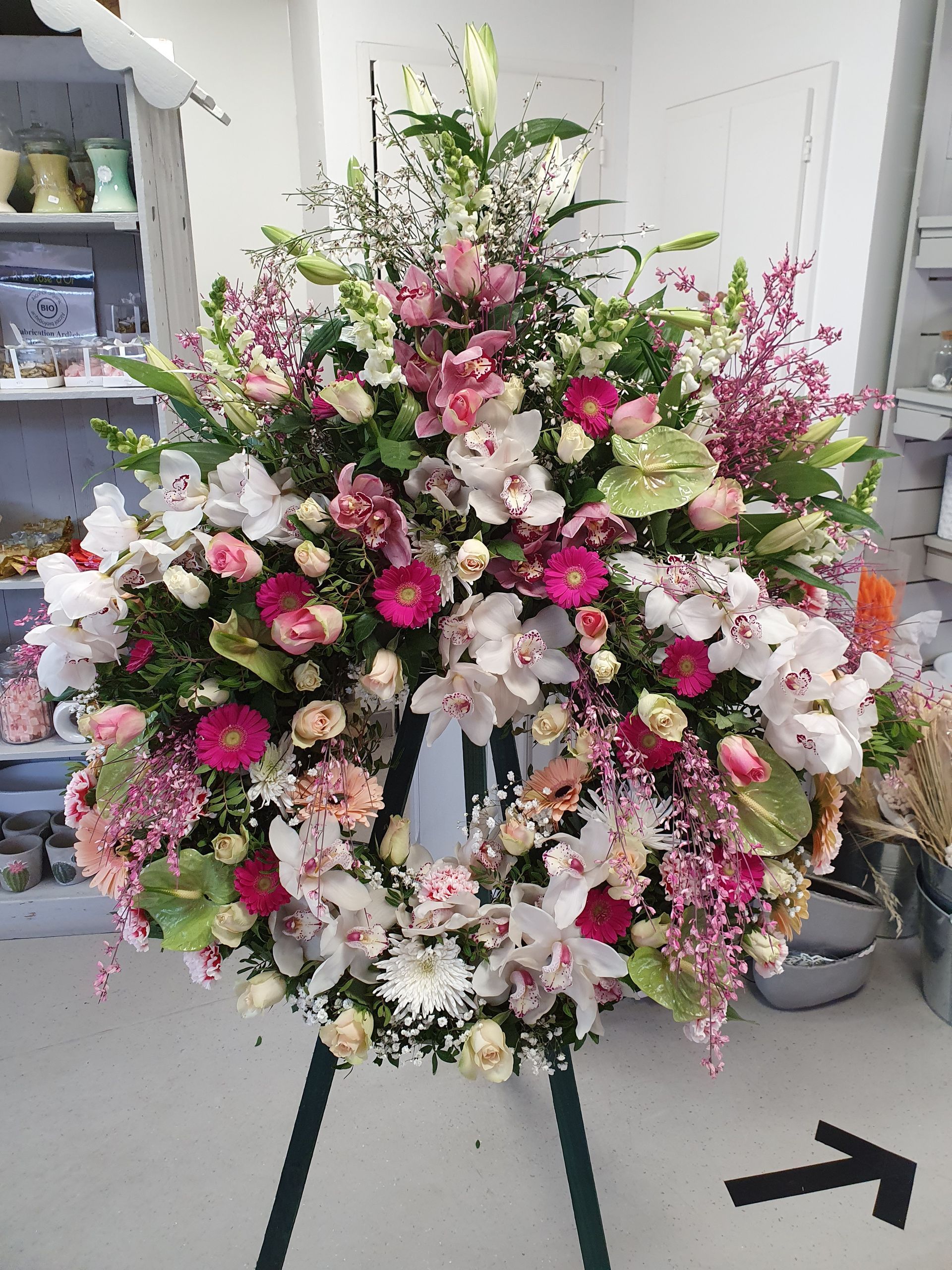 Couronne de fleurs avec des roses et des orchidées