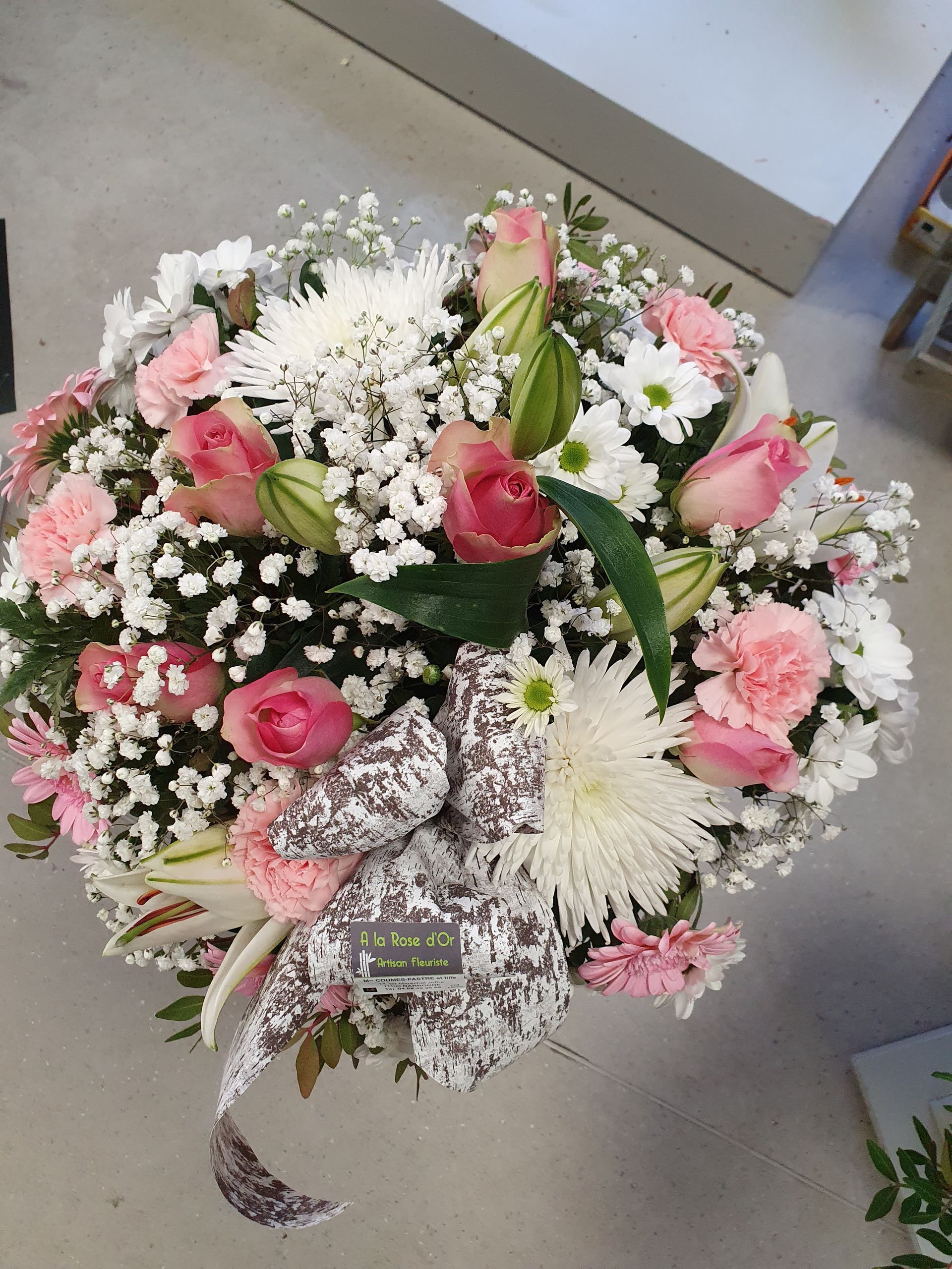 Composition florale blanche et rose