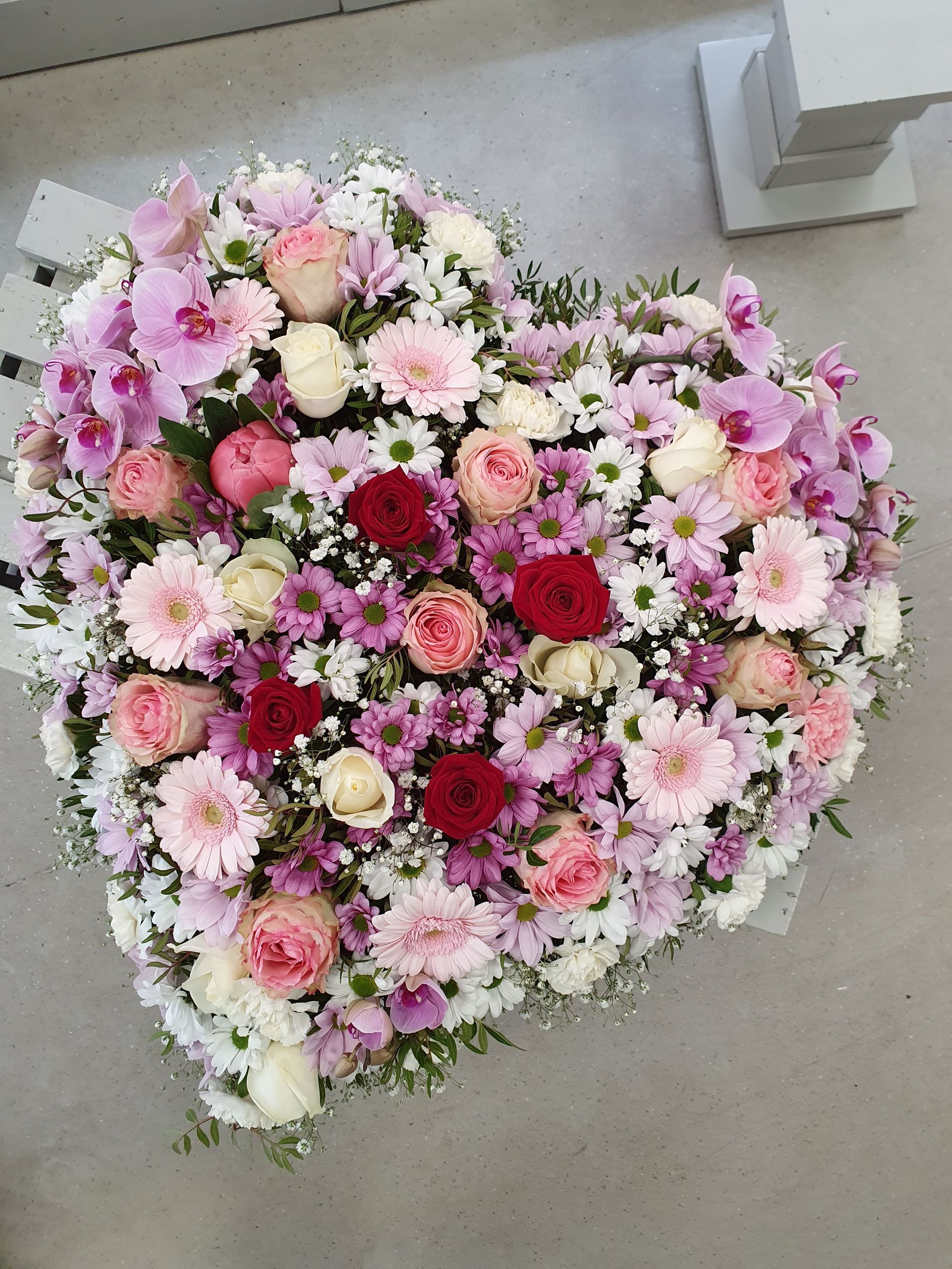 Composition florale rose, en forme de cœur